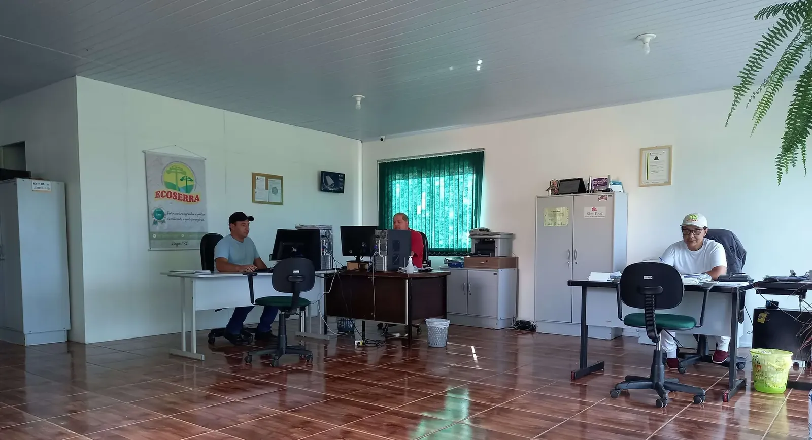 Equipe da Ecoserra trabalhando no escritório da sede