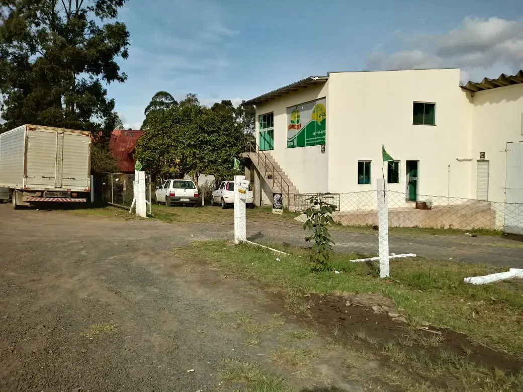 Sede da Ecoserra em Lages, com o caminhão de entregas no pátio